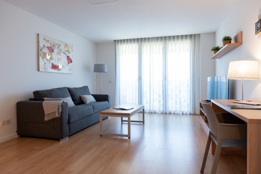 Aparthotel Aura Park Fira Barcelona — Hotel rooms in Barcelona, Catalonia