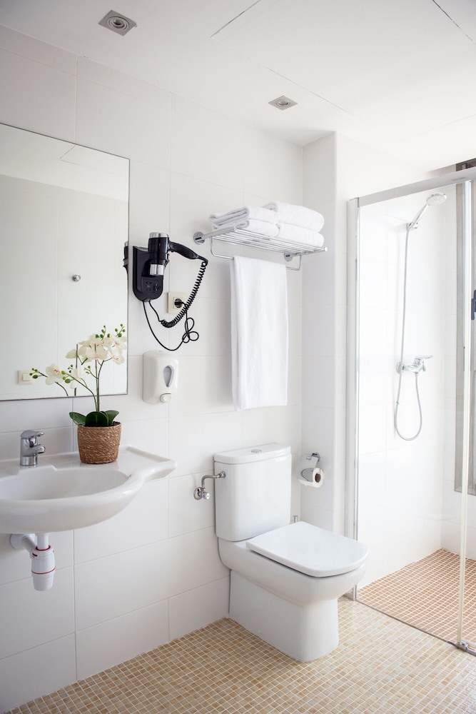 Aparthotel Aura Park Fira Barcelona — Hotel rooms in Barcelona, Catalonia