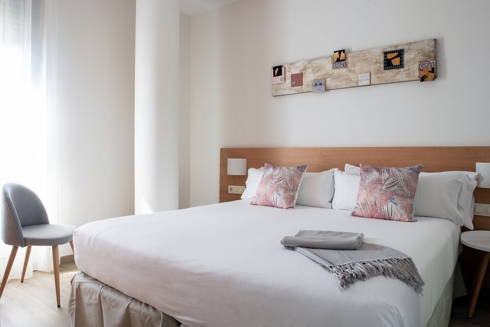Aparthotel Aura Park Fira Barcelona — Hotel rooms in Barcelona, Catalonia