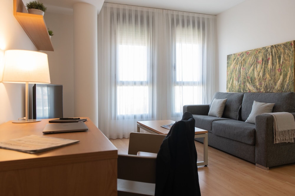Aparthotel Aura Park Fira Barcelona — Hotel rooms in Barcelona, Catalonia