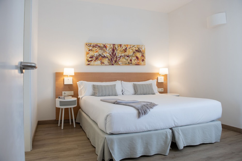 Aparthotel Aura Park Fira Barcelona — Hotel rooms in Barcelona, Catalonia