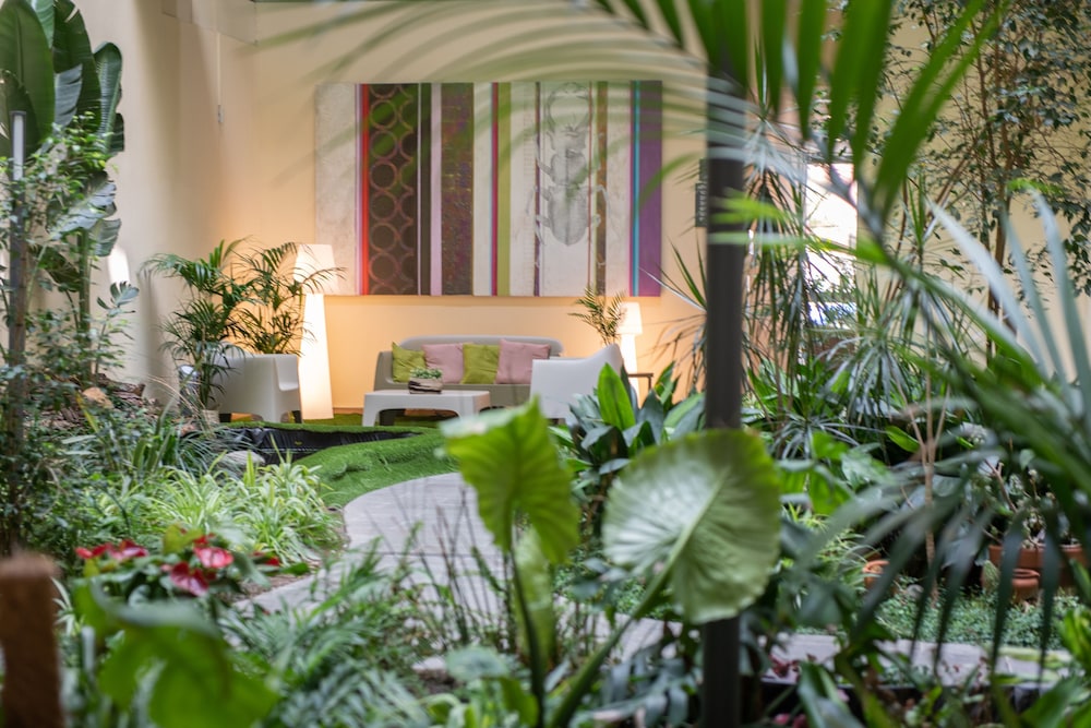 Aparthotel Aura Park Fira Barcelona — Hotel building in Barcelona, Catalonia