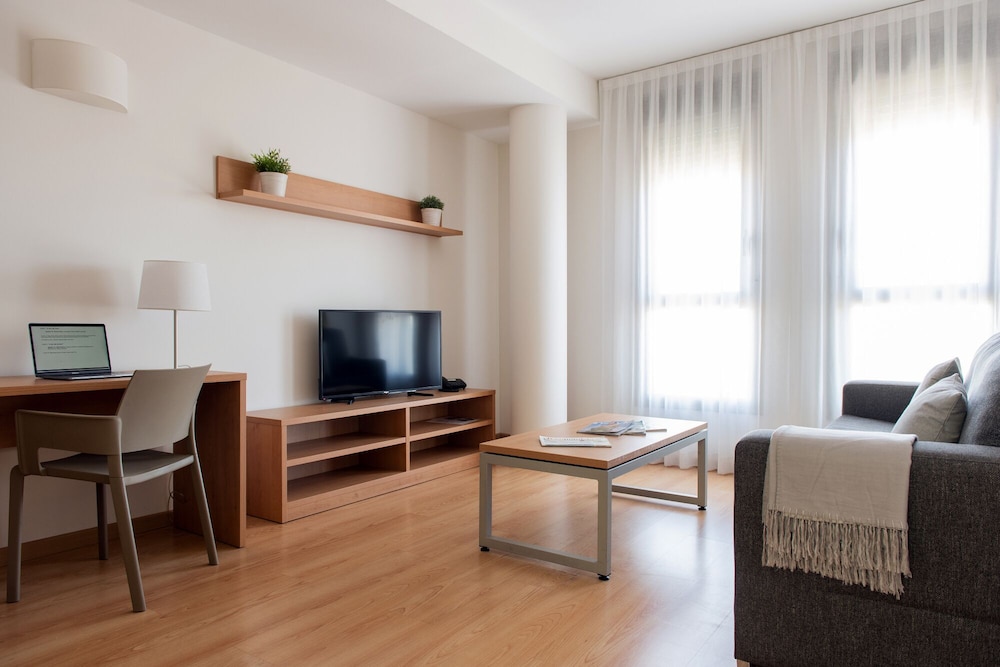 Aparthotel Aura Park Fira Barcelona — Hotel rooms in Barcelona, Catalonia