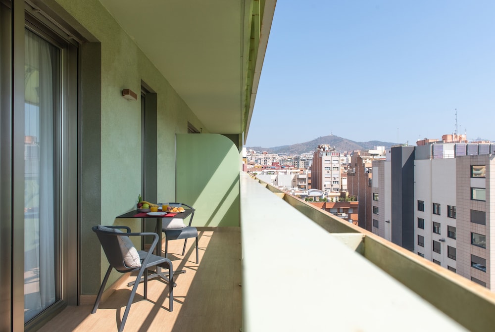 Aparthotel Aura Park Fira Barcelona — Hotel rooms in Barcelona, Catalonia