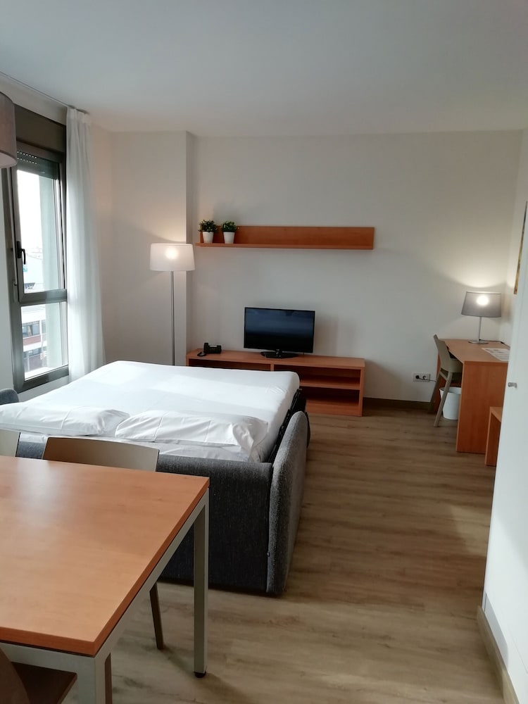 Aparthotel Aura Park Fira Barcelona — Hotel rooms in Barcelona, Catalonia