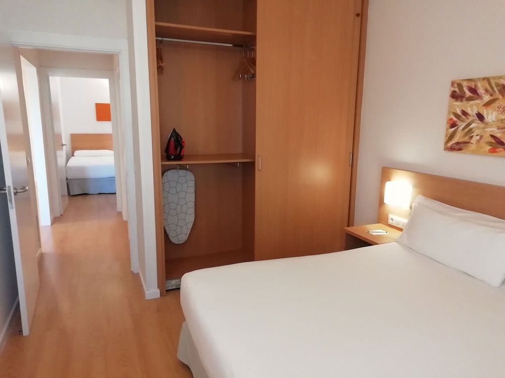 Aparthotel Aura Park Fira Barcelona — Hotel rooms in Barcelona, Catalonia