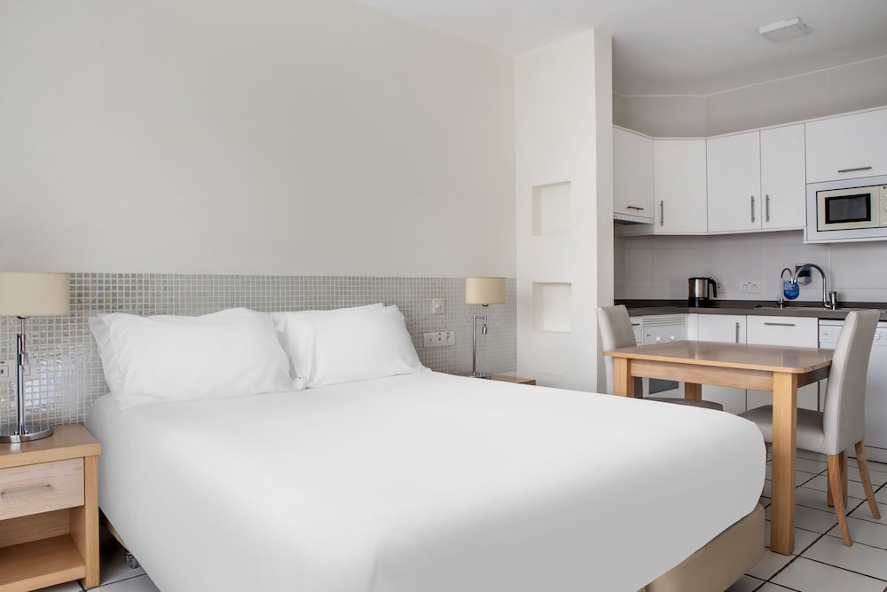 Santa Barbara Golf And Ocean Club — Hotel rooms in Golf Del Sur, Canary Islands