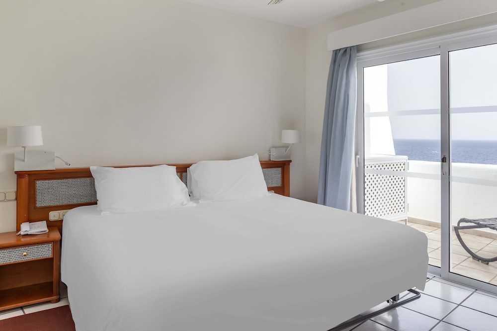 Santa Barbara Golf And Ocean Club — Hotel rooms in Golf Del Sur, Canary Islands