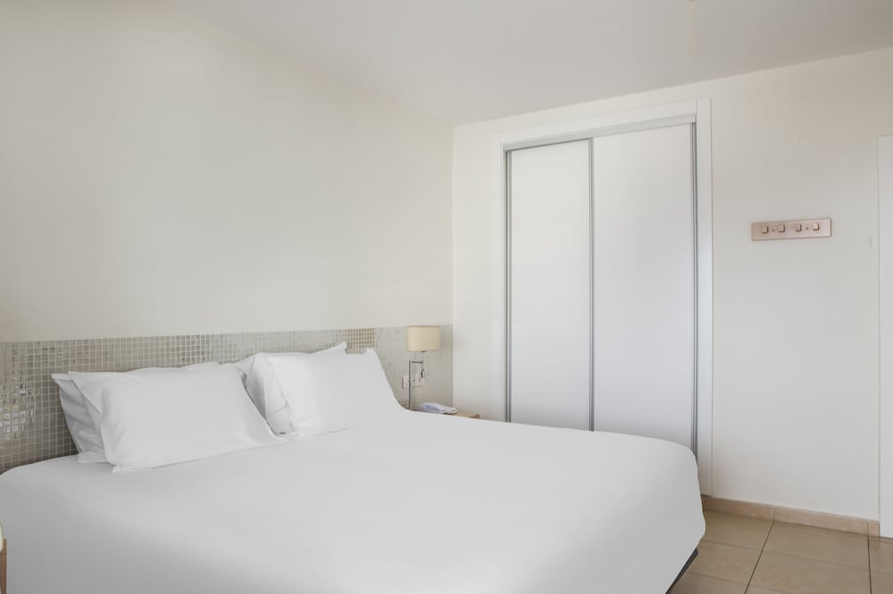 Santa Barbara Golf And Ocean Club — Hotel rooms in Golf Del Sur, Canary Islands