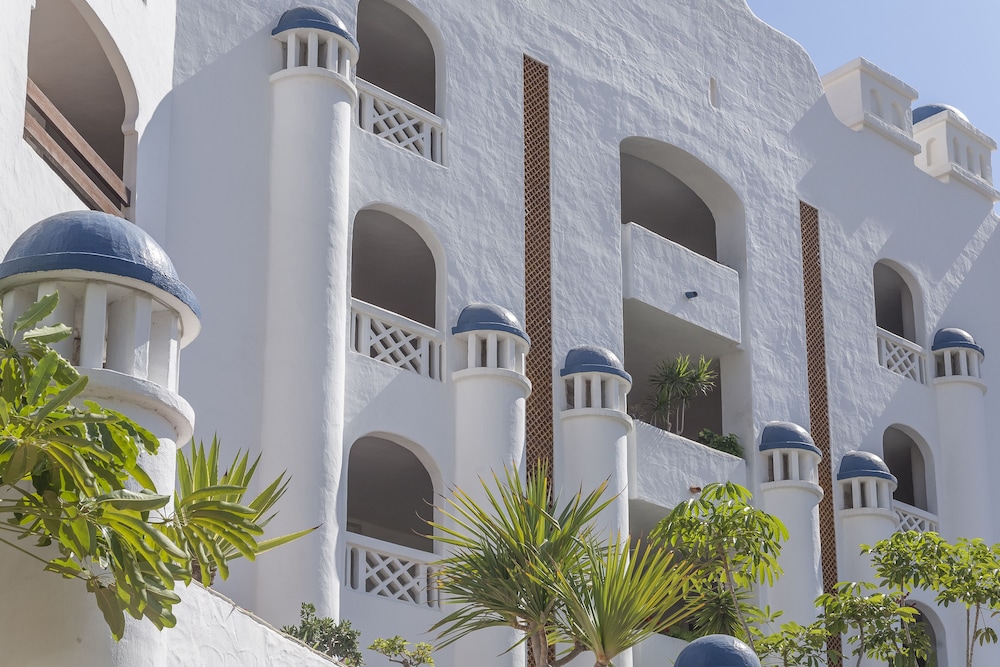 Santa Barbara Golf And Ocean Club — Hotel building in Golf Del Sur, Canary Islands