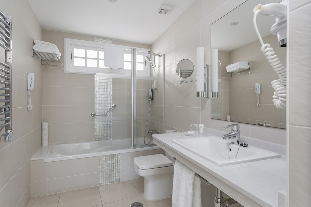 Santa Barbara Golf And Ocean Club — Hotel rooms in Golf Del Sur, Canary Islands