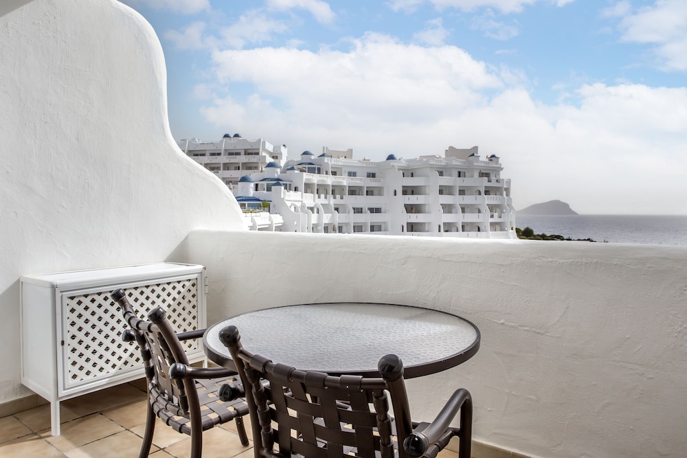 Santa Barbara Golf And Ocean Club — Hotel building in Golf Del Sur, Canary Islands