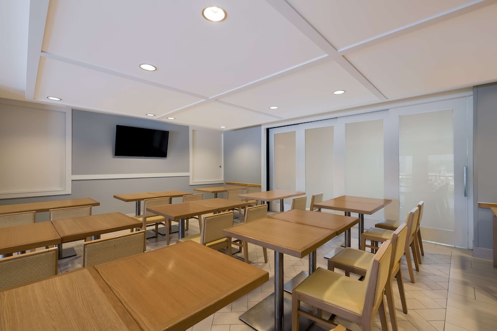 Sonesta ES Suites Orlando - International Drive — Restaurant & bars in Orlando, Florida