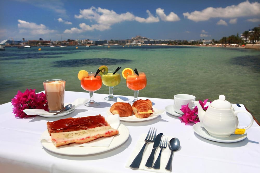 Hotel Ses Figueres — Restaurant & bars in Ibiza Town, Balearic Islands