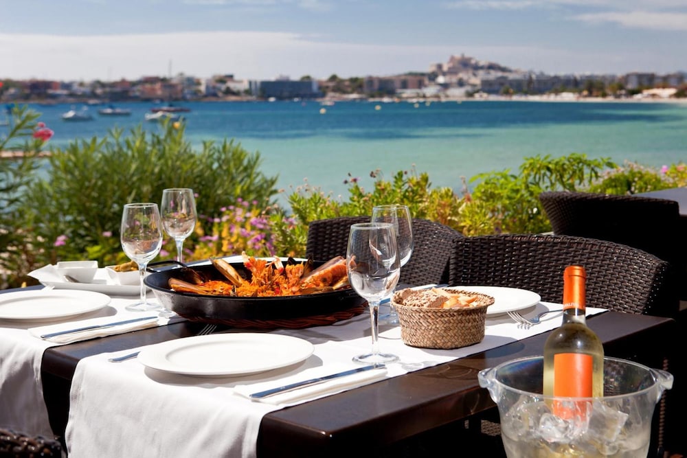 Hotel Ses Figueres — Restaurant & bars in Ibiza Town, Balearic Islands