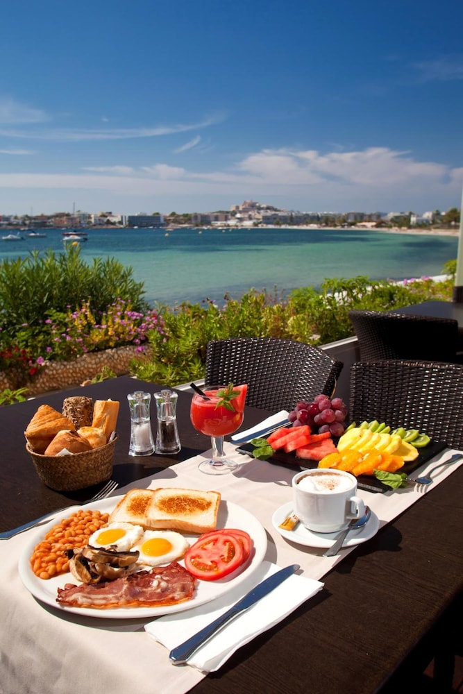 Hotel Ses Figueres — Restaurant & bars in Ibiza Town, Balearic Islands