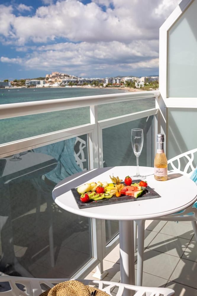 Hotel Ses Figueres — Hotel rooms in Ibiza Town, Balearic Islands