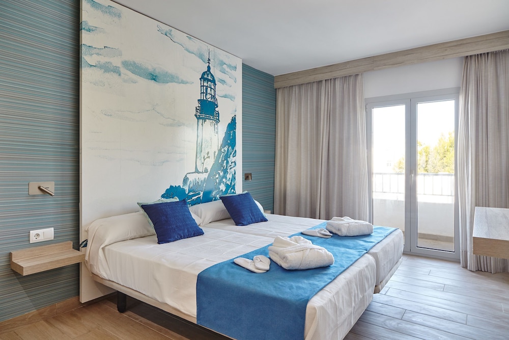Sol Bahia Ibiza Suites — Hotel rooms in San Antonio, Balearic Islands