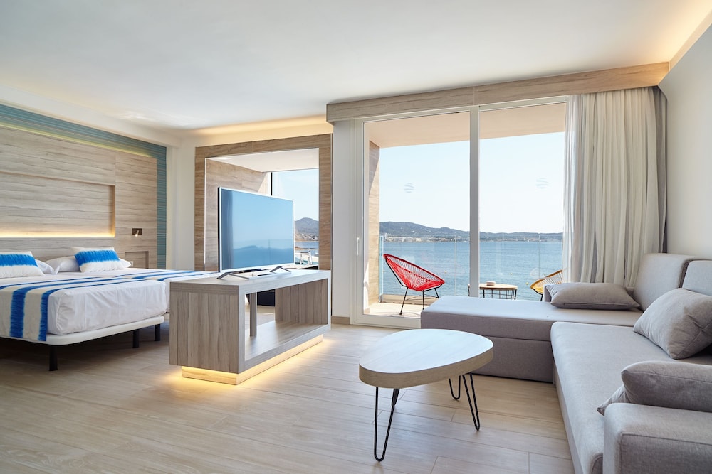 Sol Bahia Ibiza Suites — Hotel rooms in San Antonio, Balearic Islands