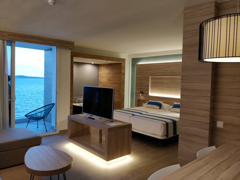 Sol Bahia Ibiza Suites — Hotel rooms in San Antonio, Balearic Islands