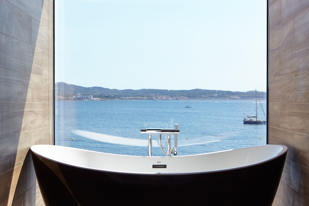 Sol Bahia Ibiza Suites — Hotel rooms in San Antonio, Balearic Islands