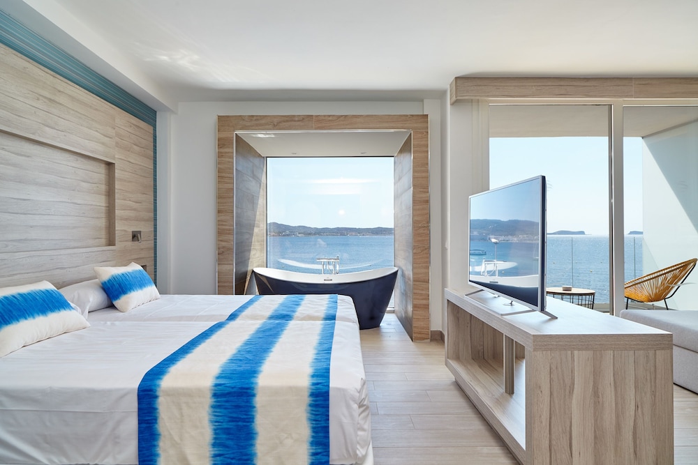 Sol Bahia Ibiza Suites — Hotel rooms in San Antonio, Balearic Islands