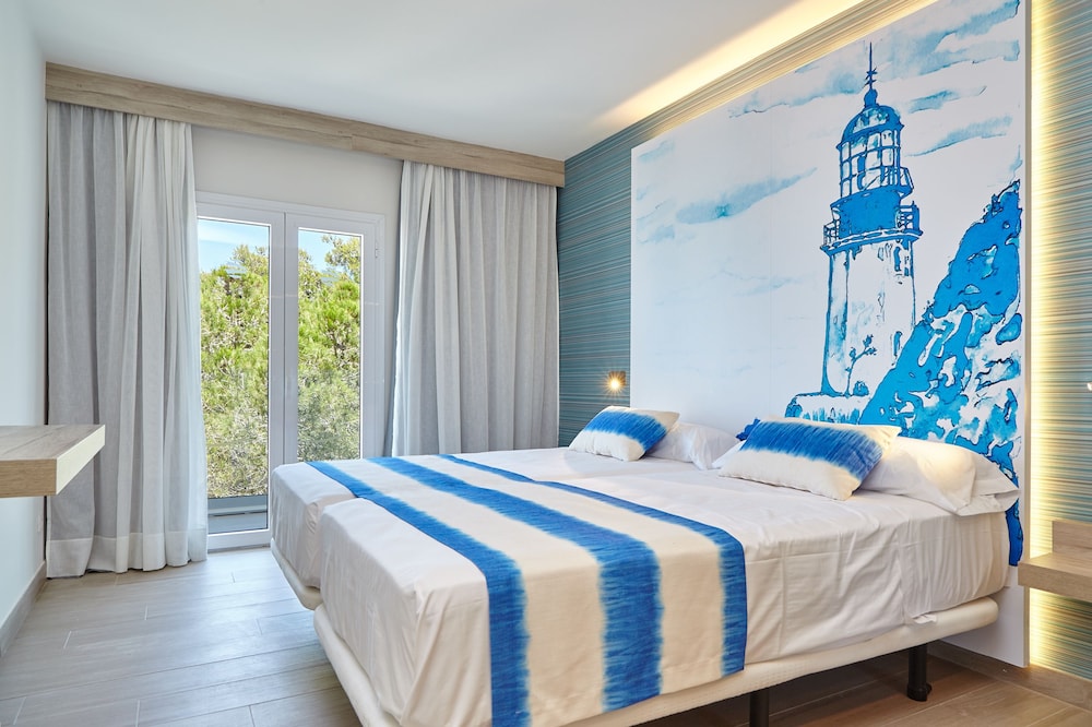 Sol Bahia Ibiza Suites — Hotel rooms in San Antonio, Balearic Islands