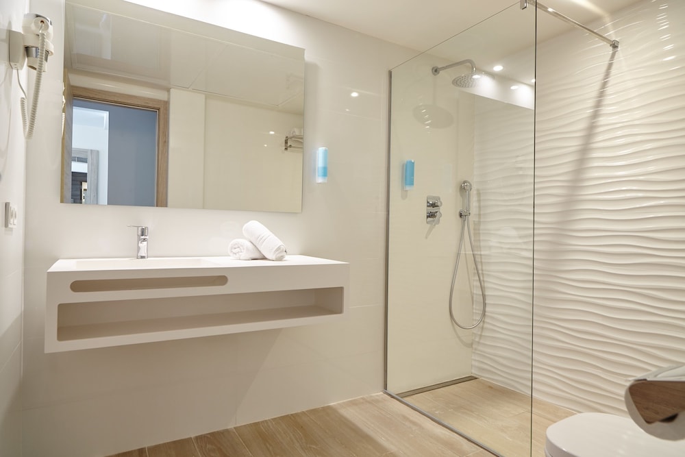 Sol Bahia Ibiza Suites — Hotel rooms in San Antonio, Balearic Islands