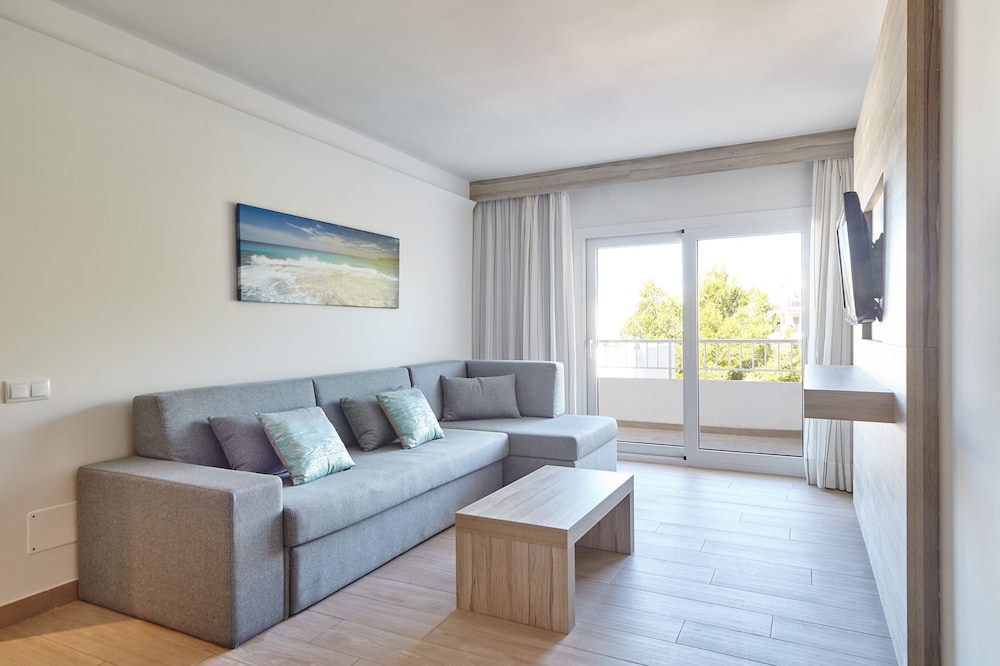 Sol Bahia Ibiza Suites — Hotel rooms in San Antonio, Balearic Islands