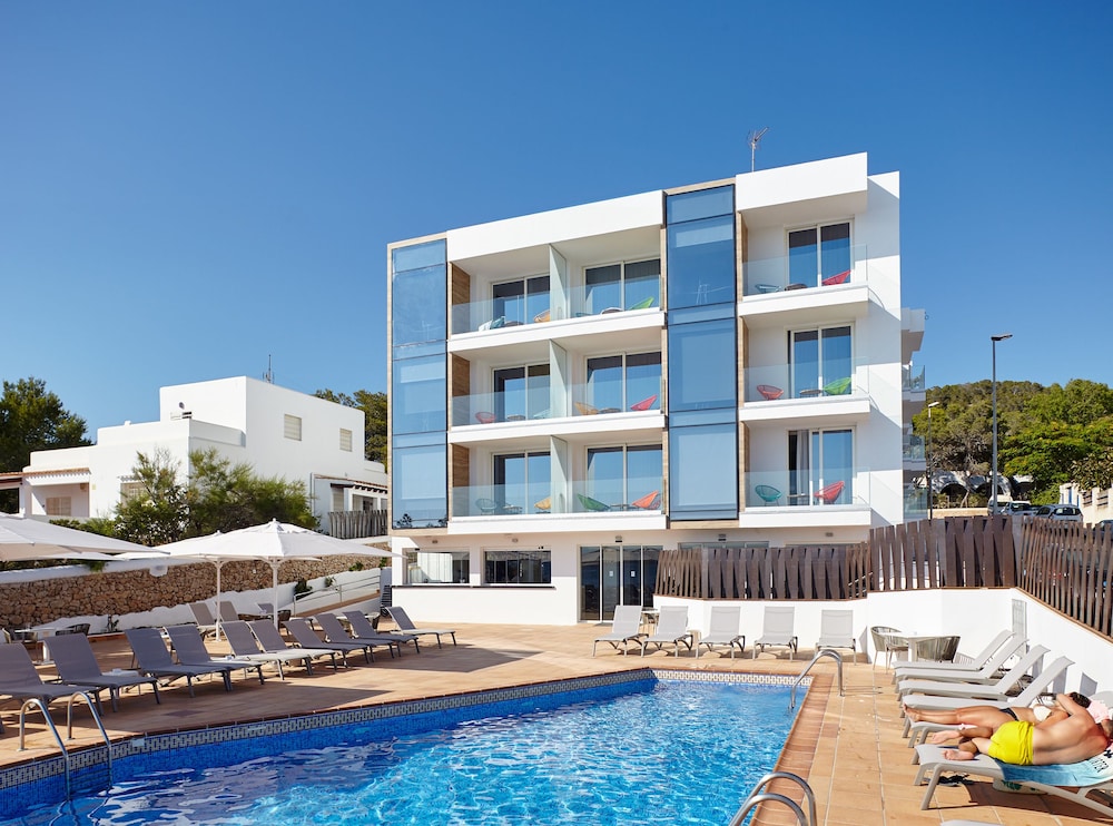 Sol Bahia Ibiza Suites — Hotel building in San Antonio, Balearic Islands