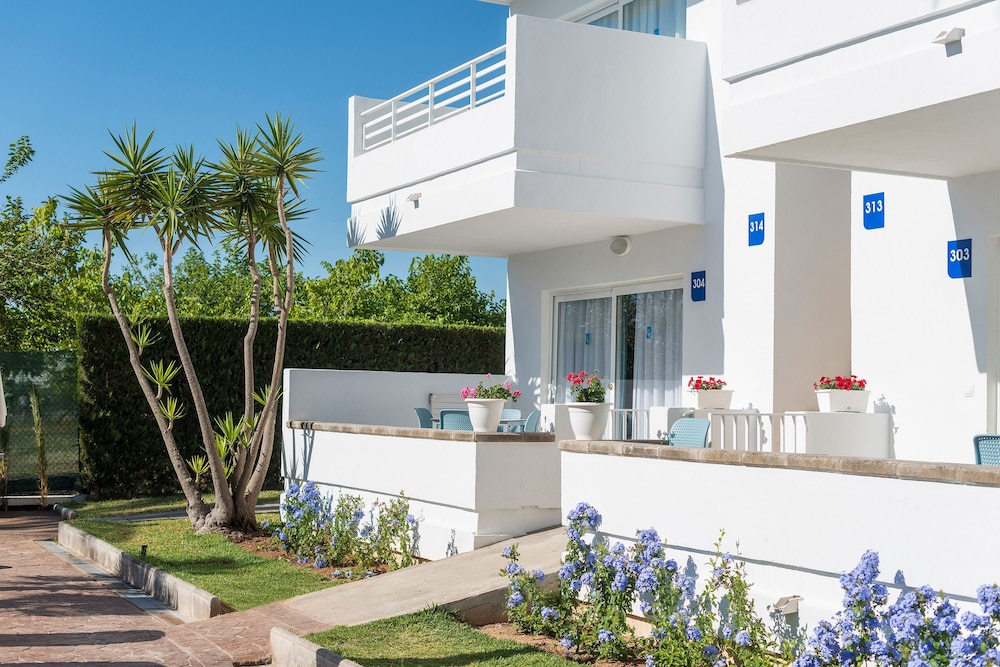 A10 Solecito Apartamentos — Hotel building in Alcudia, Balearic Islands