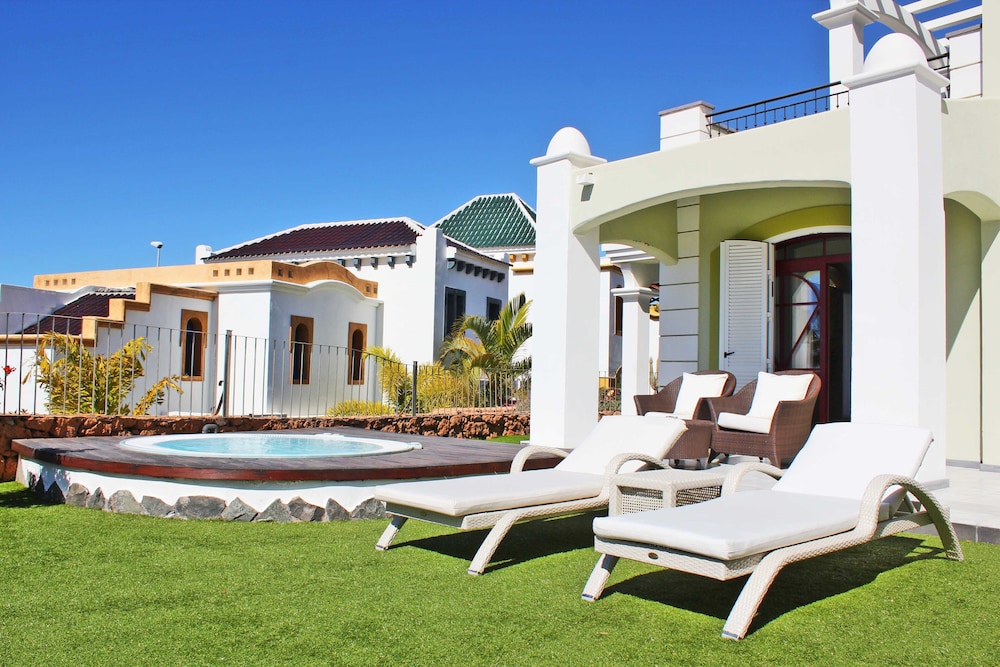 Hotel Suite Villa María — Hotel building in Costa Adeje, Canary Islands
