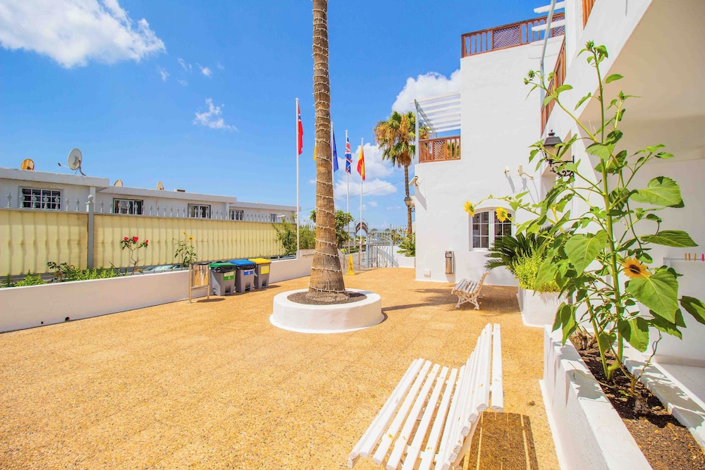 Vista Mar - SELECT ADULTS (+16) — Hotel building in Puerto del Carmen, Canary Islands