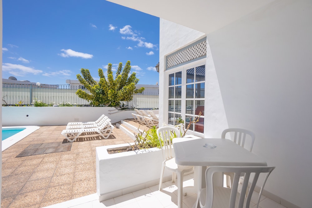 Vista Mar - SELECT ADULTS (+16) — Hotel building in Puerto del Carmen, Canary Islands