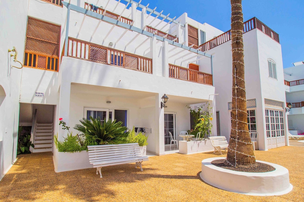 Vista Mar - SELECT ADULTS (+16) — Hotel building in Puerto del Carmen, Canary Islands