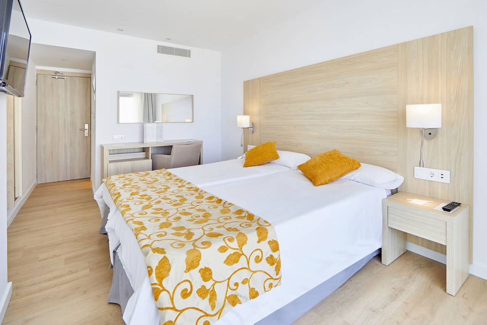 Hotel Ilusion Moreyo - Adults Only — Hotel rooms in Cala Bona, Balearic Islands