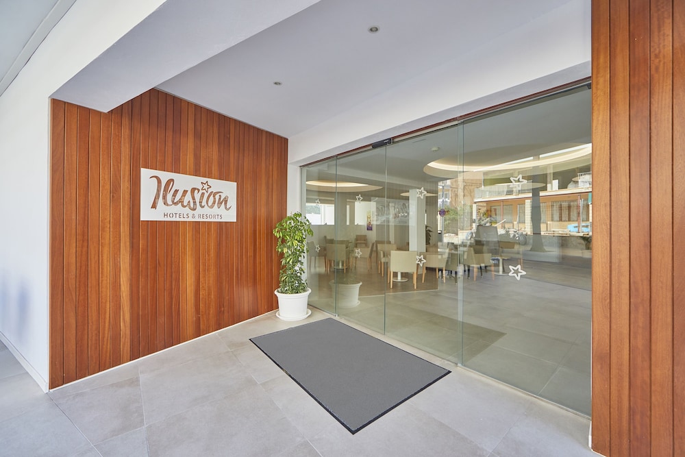 Hotel Ilusion Moreyo - Adults Only — Hotel building in Cala Bona, Balearic Islands