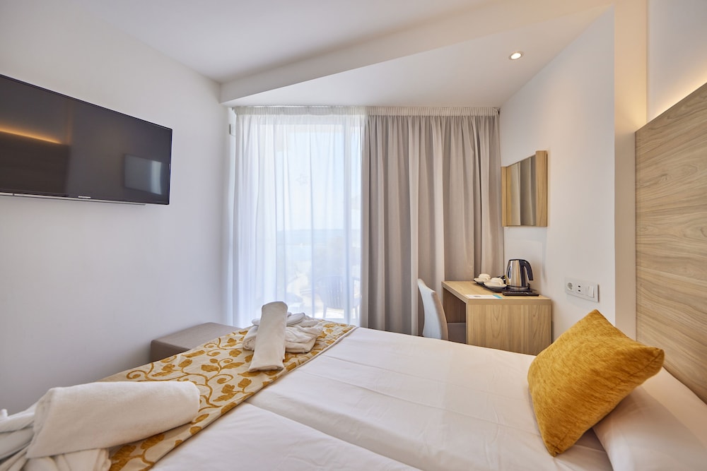 Hotel Ilusion Moreyo - Adults Only — Hotel rooms in Cala Bona, Balearic Islands