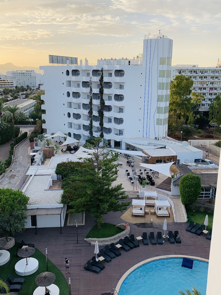 BG Hotel Pamplona — Hotel building in Playa de Palma, Balearic Islands