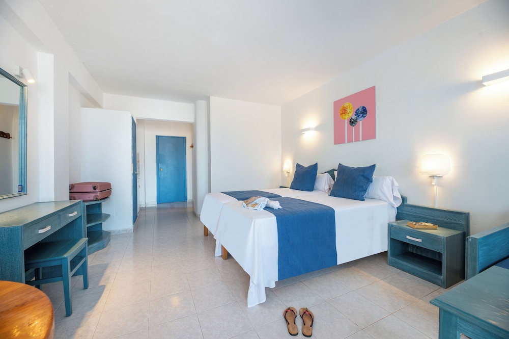 Aparhotel Vibra Central City - Adults Only — Hotel rooms in San Antonio, Balearic Islands