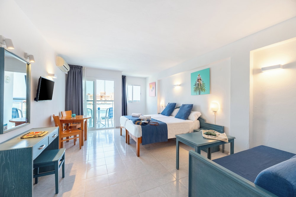 Aparhotel Vibra Central City - Adults Only — Hotel rooms in San Antonio, Balearic Islands