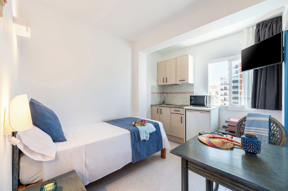 Aparhotel Vibra Central City - Adults Only — Hotel rooms in San Antonio, Balearic Islands