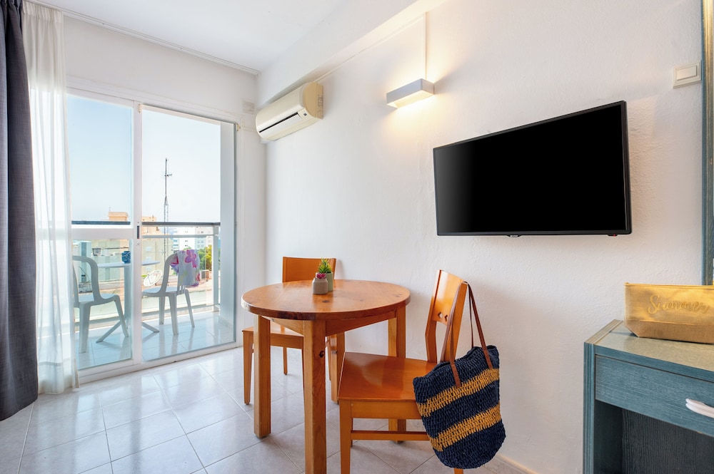 Aparhotel Vibra Central City - Adults Only — Hotel rooms in San Antonio, Balearic Islands