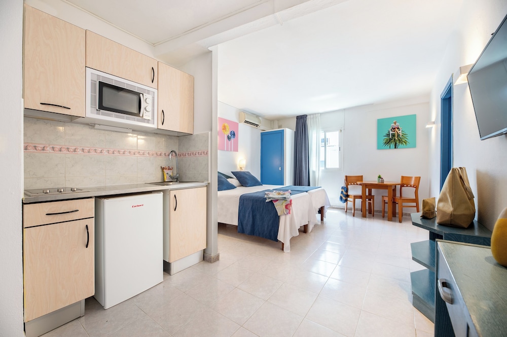 Aparhotel Vibra Central City - Adults Only — Hotel rooms in San Antonio, Balearic Islands