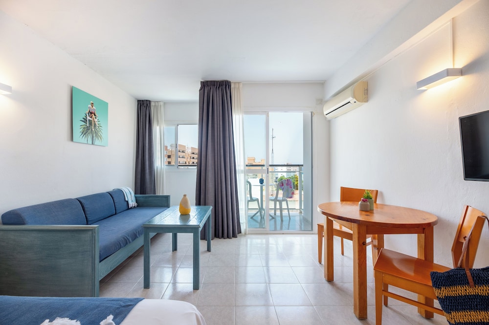 Aparhotel Vibra Central City - Adults Only — Hotel rooms in San Antonio, Balearic Islands