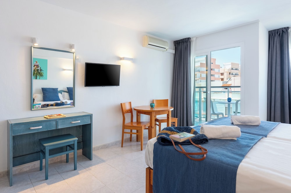 Aparhotel Vibra Central City - Adults Only — Hotel rooms in San Antonio, Balearic Islands