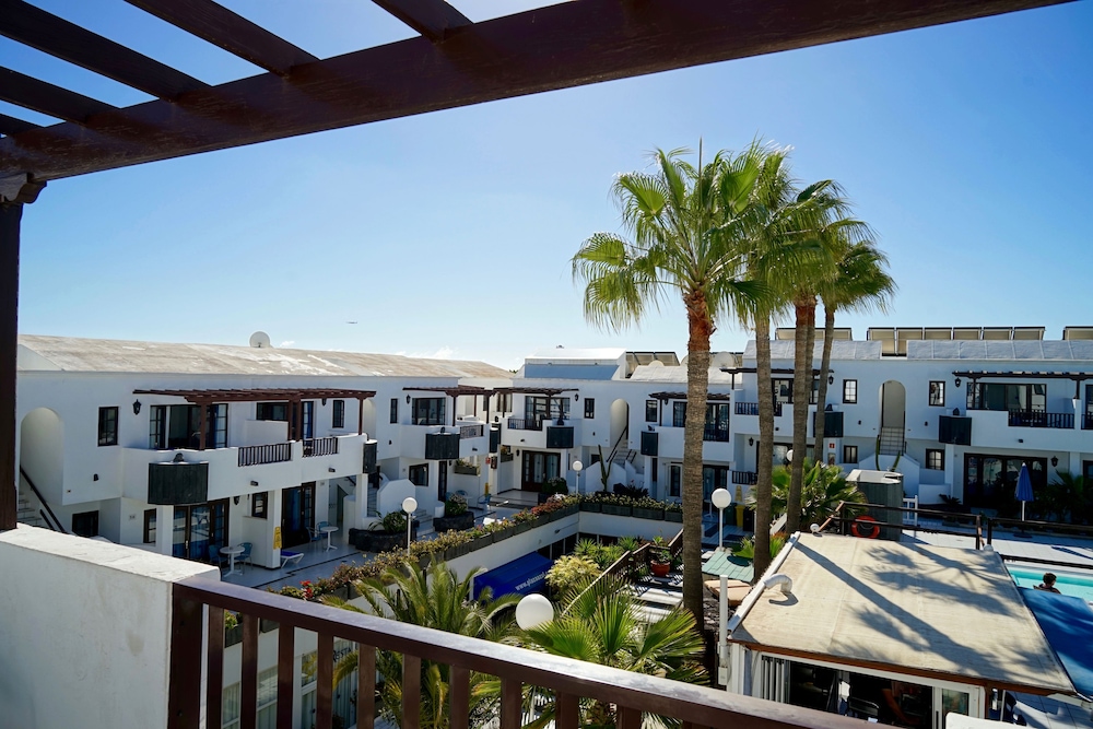 Apartamentos Plaza Azul — Hotel building in Puerto del Carmen, Canary Islands