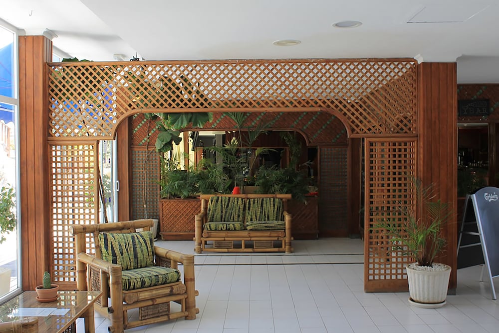 Apartamentos Plaza Azul — Restaurant & bars in Puerto del Carmen, Canary Islands