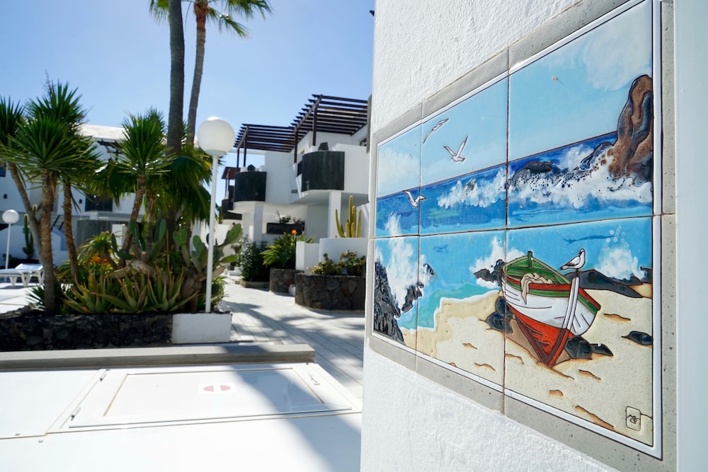 Apartamentos Plaza Azul — Hotel building in Puerto del Carmen, Canary Islands