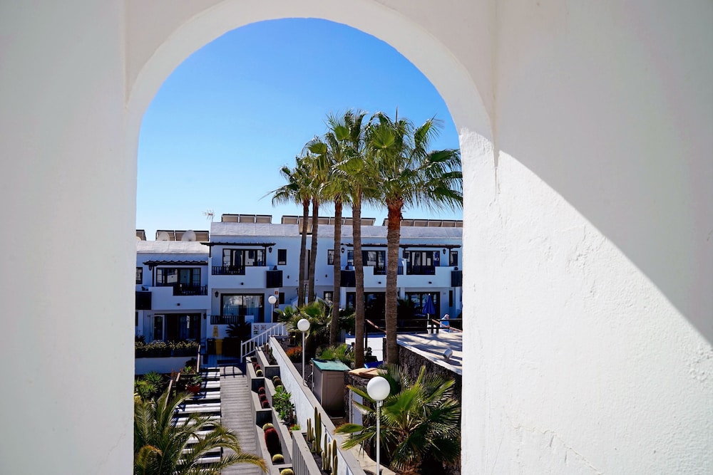 Apartamentos Plaza Azul — Hotel building in Puerto del Carmen, Canary Islands
